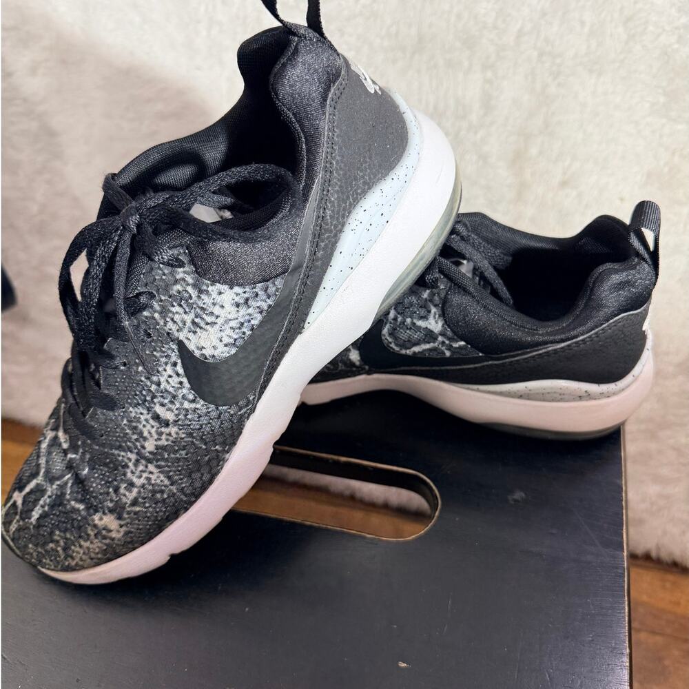 Nike Air Max Motion LW Print Women 7.5 Snakeskin Preloved Good Condition